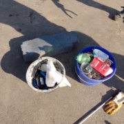 gesammelter Müll in Eimern