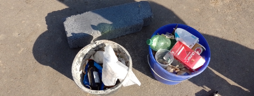 gesammelter Müll in Eimern