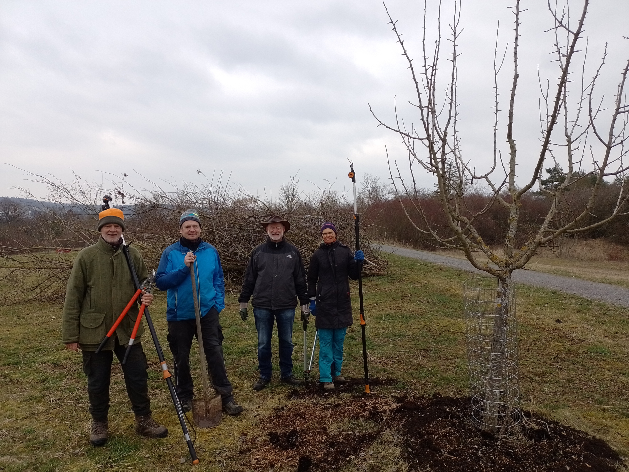 Die Helferin und Helfer beim Pflegeeinsatz 2025 auf dem Mühlberg