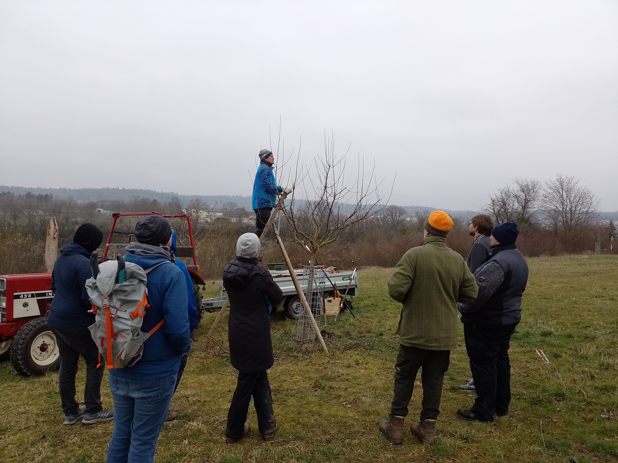Teilnehmende an einem Schnittkurs