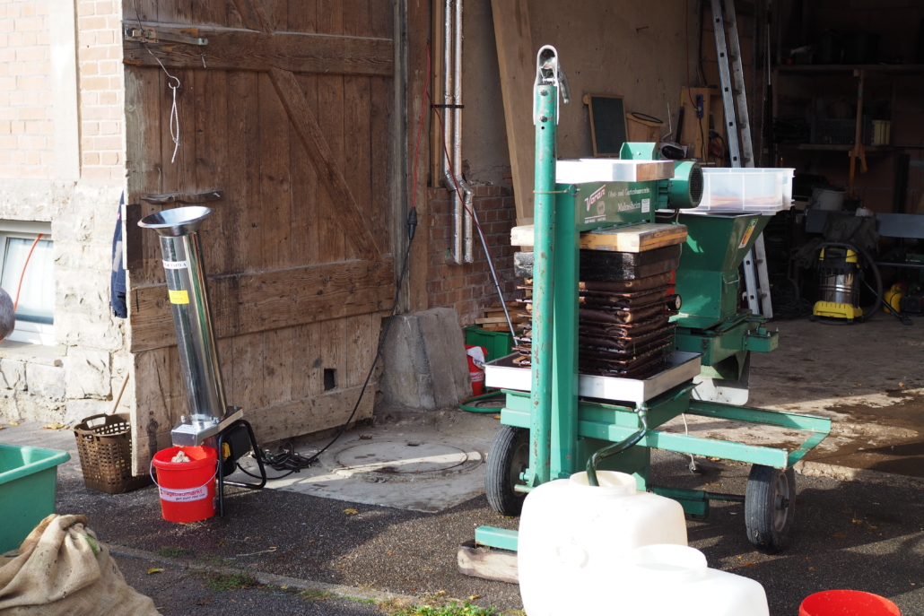 Obsthäcksler und Obstpresse bei der Süßmostaktion