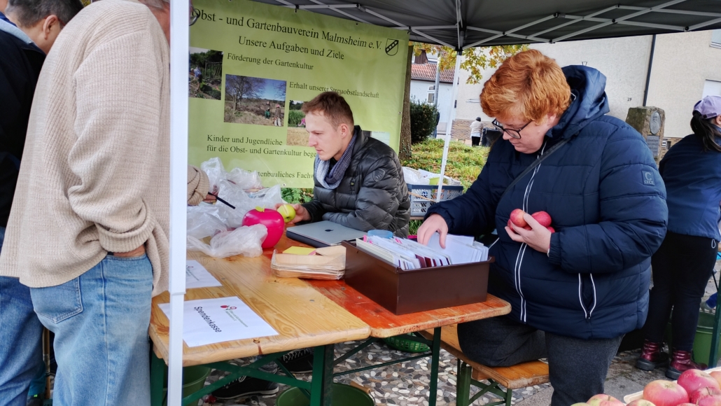 Der Pomologe Fabio Ruoff bei der Apfelsortenbestimmung