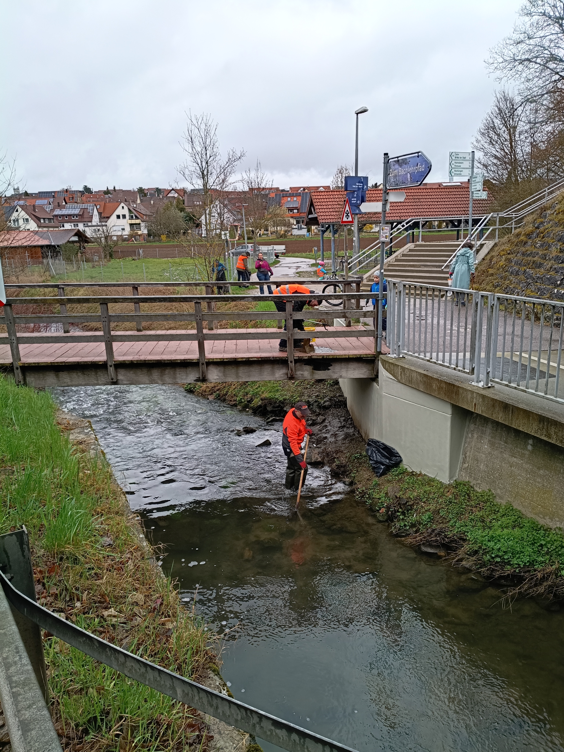 Die Mitglieder des OGV bei der Bachputzete 2026