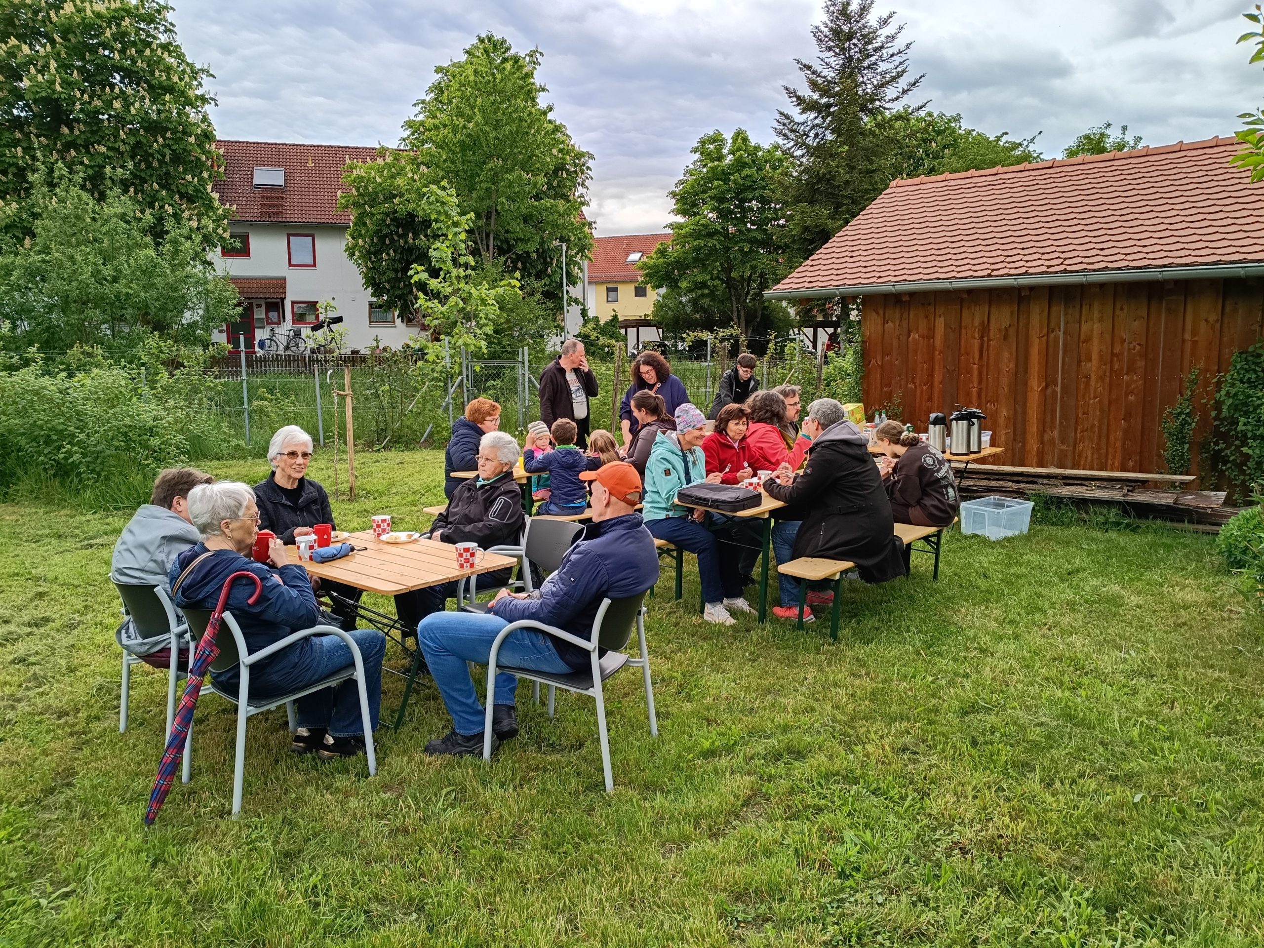 gemeinsames Kaffeetrinken im Vereinsgarten nach der Führung im Heimatmuseum.